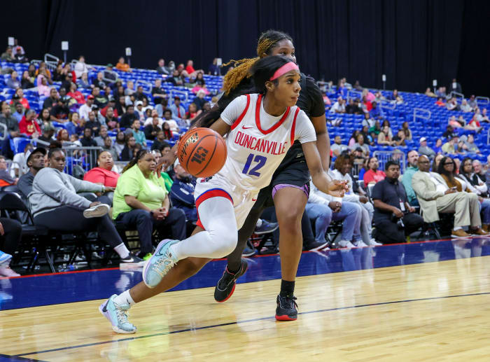 Kaylinn Kemp (12) drives baseline during the UIL Class 6A title against South Grand Prairie at the Alamodome in San Antonio.